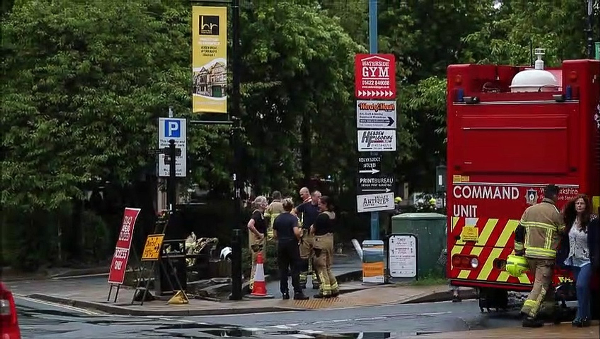 Firefighters in Hebden Bridge after fire at La Perla and Burlees House -  video Dailymotion