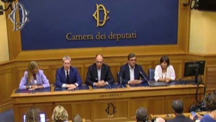 Calenda: scelta è tra l'Italia che sta con Ue o con Orban e Putin