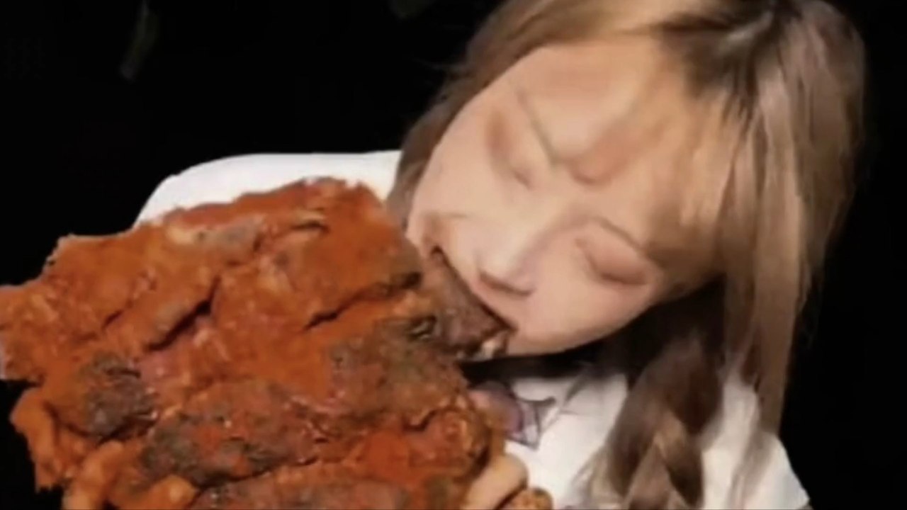 Influencerin grillt und isst weißen hai