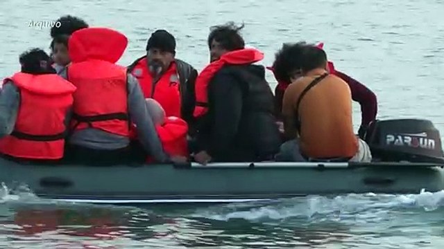 Quase 700 migrantes chegaram à Inglaterra pelo Canal da Mancha em um dia