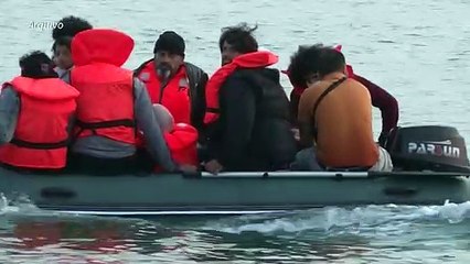Quase 700 migrantes chegaram à Inglaterra pelo Canal da Mancha em um dia