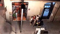 Vecinos en un bar del Poble-sec después de la hora del cierre