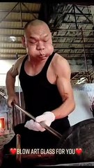 Mieux qu'un trompettiste, voici un souffleur de verre