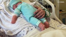 شاهد: لبنانية تصارع في المستشفى منذ انفجار مرفأ بيروت وتحمل دمية بدلا من طفلها
