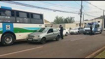 Carro e ônibus do transporte coletivo colidem na Av. Brasil