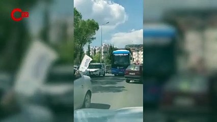 Muharrem İnce otobüsten inip araba itti