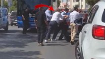 Muharrem İnce, otobüsünden inip yolda kalmış otomobili itti