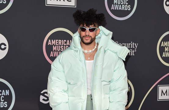 Bad Bunny besa apasionadamente a una de sus fanáticas