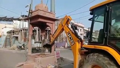 यातायात गुमटी पर चली जेसीबी, 13 ठेले गाड़े जब्त