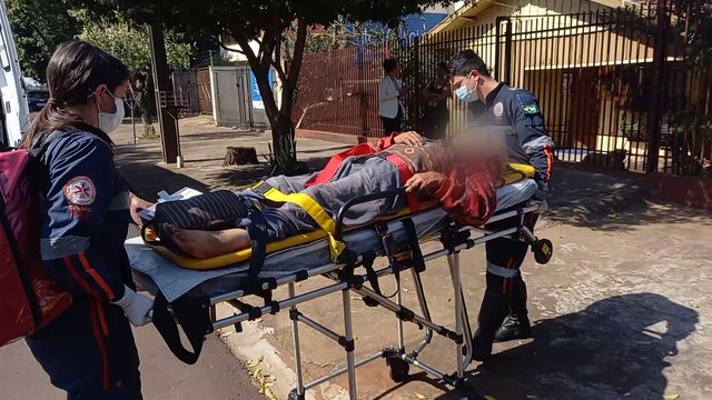 Bombeiros são acionados para socorrer idoso que foi encontrado caído no chão de residência