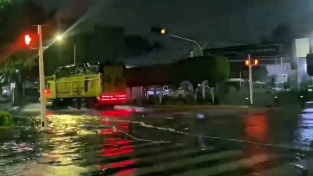 Decenas de autos quedaron varados en diferentes puntos de la ZMG tras la tormenta de la madrugada