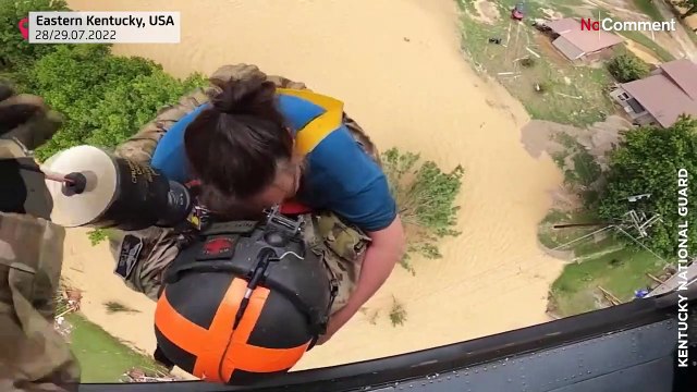Военные спасают пострадавших от наводнения в Кентукки
