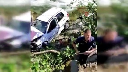 Otomobil dereye uçtu: Yaralılar var