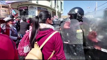 Cocaleros se enfrentan a la Polícia en La Paz, gasificación y dinamitazos