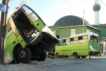 Yolcu dolu otobüs böyle uçtu