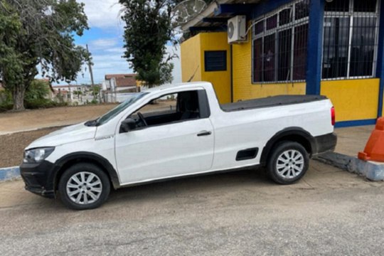 PRF apreende carro em Pombal que havia sido roubado em SP e era conduzido por pessoas de Coremas