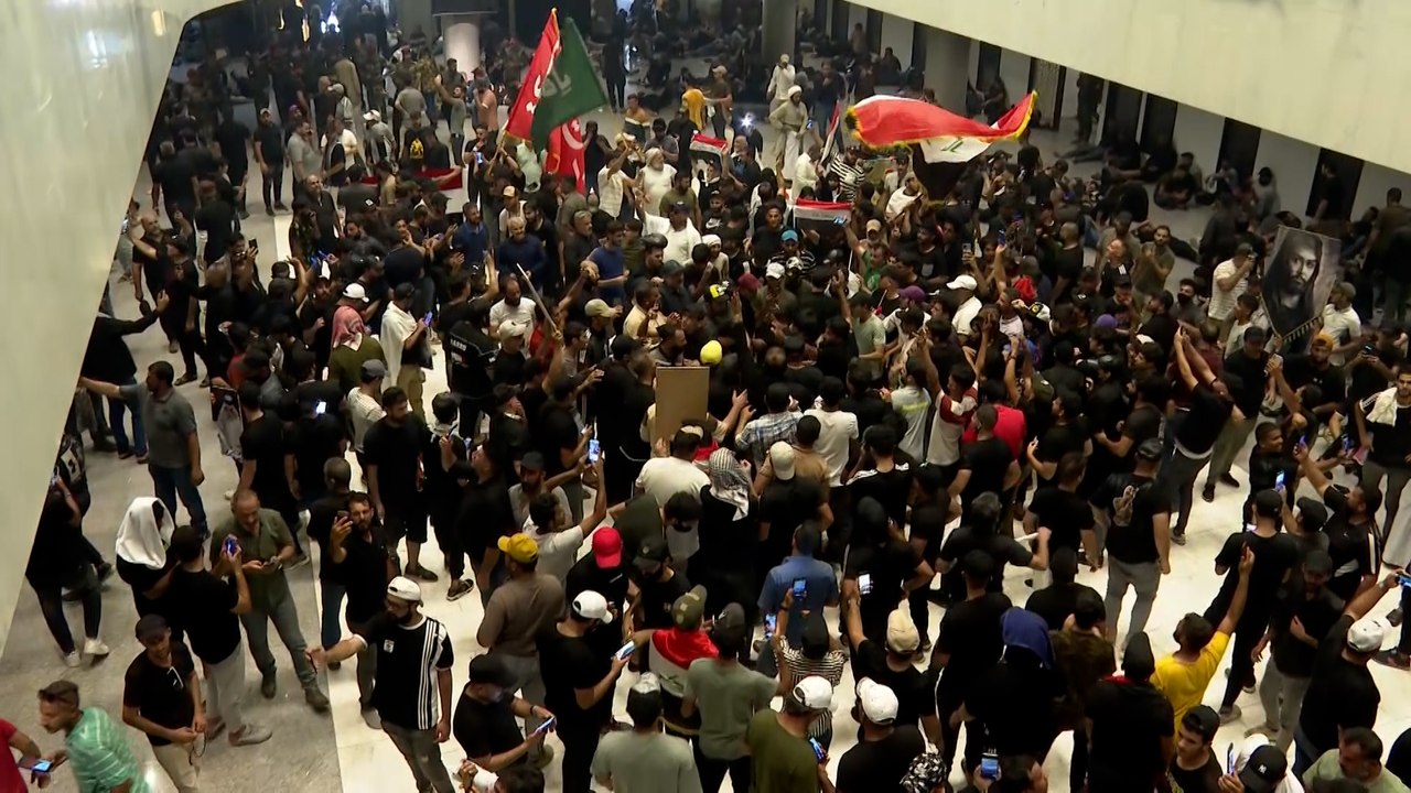 مقتدى الصدر يدعو أنصاره لإنهاء اعتصامهم داخل مقر البرلمان