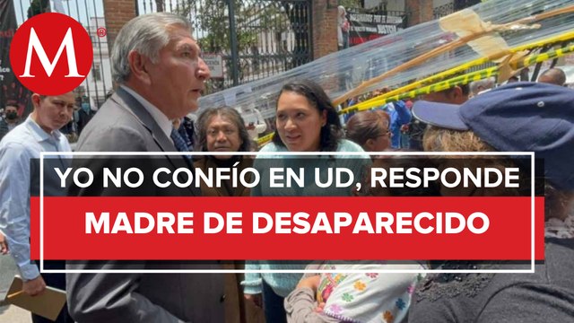 Grupos feministas protestan frente a la Segob