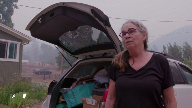 Bomberos luchan contra incendio forestal que amenaza ciudad en California