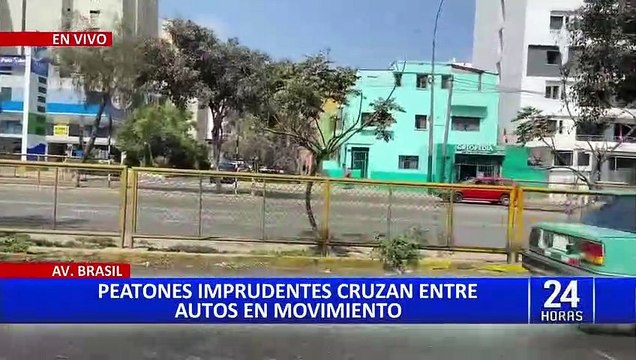 Breña: ¡Imprudencia en las calles! peatones cruzan la pista entre autos en movimiento