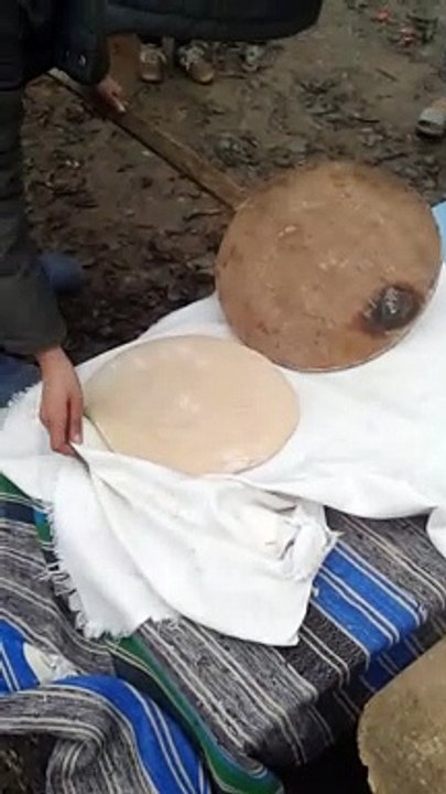 طهي الخبز بالطريقة التقليدية; Cooking bread the traditional way