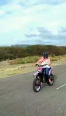 Cewek cantik hijab whelie pake klx