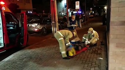 Forte colisão de trânsito deixa motociclista com fratura exposta