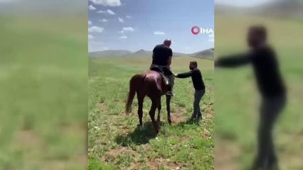 Muhtarın attan düşme anı kamerada