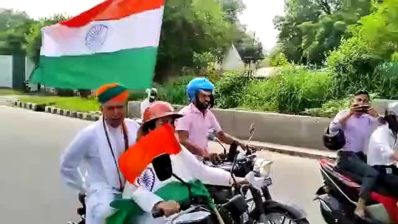 VIDEO : तिरंगा थामे मोटरसाइकिल पर सवार हुए अर्ज...