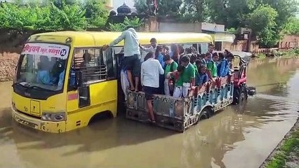 राजस्थान में यहां मूसलाधार बारिश के बाद पानी में फंसी स्कूल की बस, ट्रेक्टर- ट्रॉली सेे किया रेस्क्यू, आगे भी अलर्ट