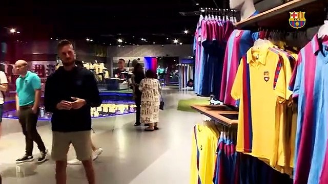 Jules Koundé, de compras por la Barça Store / FCB