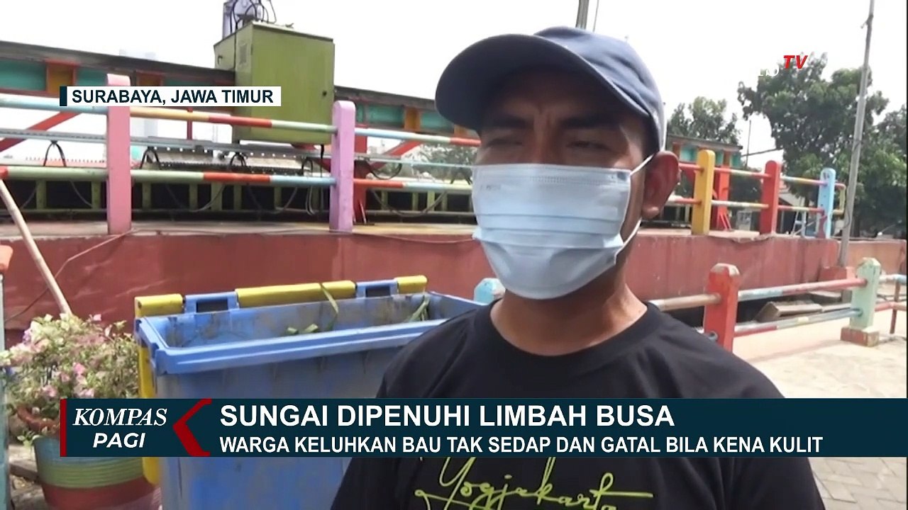 Di Surabaya, Limbah Busa Penuhi Sungai Kejawan Putih Tambak: Baunya Tak Sedap dan Gatal di Kulit