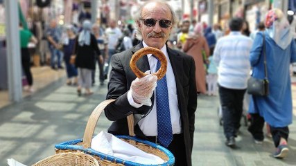 Bursa'nın takım elbiseli simitçisi