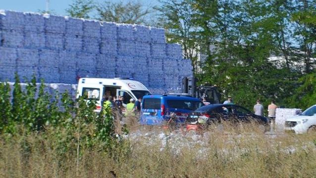 Tır dorsesinde kağıt balyaların arasına sıkışmış erkek cesedi bulundu