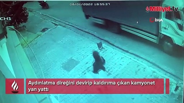 Aydınlatma direğini devirip kaldırıma çıkan kamyonet yan yattı