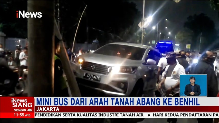 Diduga Mabuk, Mobil Tabrak Tiang Lampu Penerangan Jalan di Jakpus #iNewsSiang 03/08