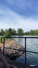 Théo Curin et sa nouvelle copine au bord de l'eau.