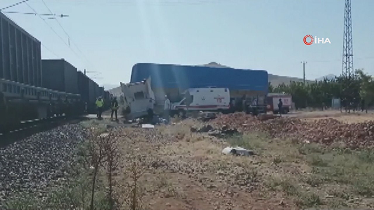 Yük treni ile tır çarpıştı:1 yaralı
