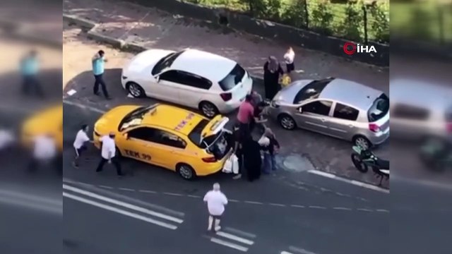 Motosiklet sürücüsü ile taksici yumruk yumruğa birbirine girdi