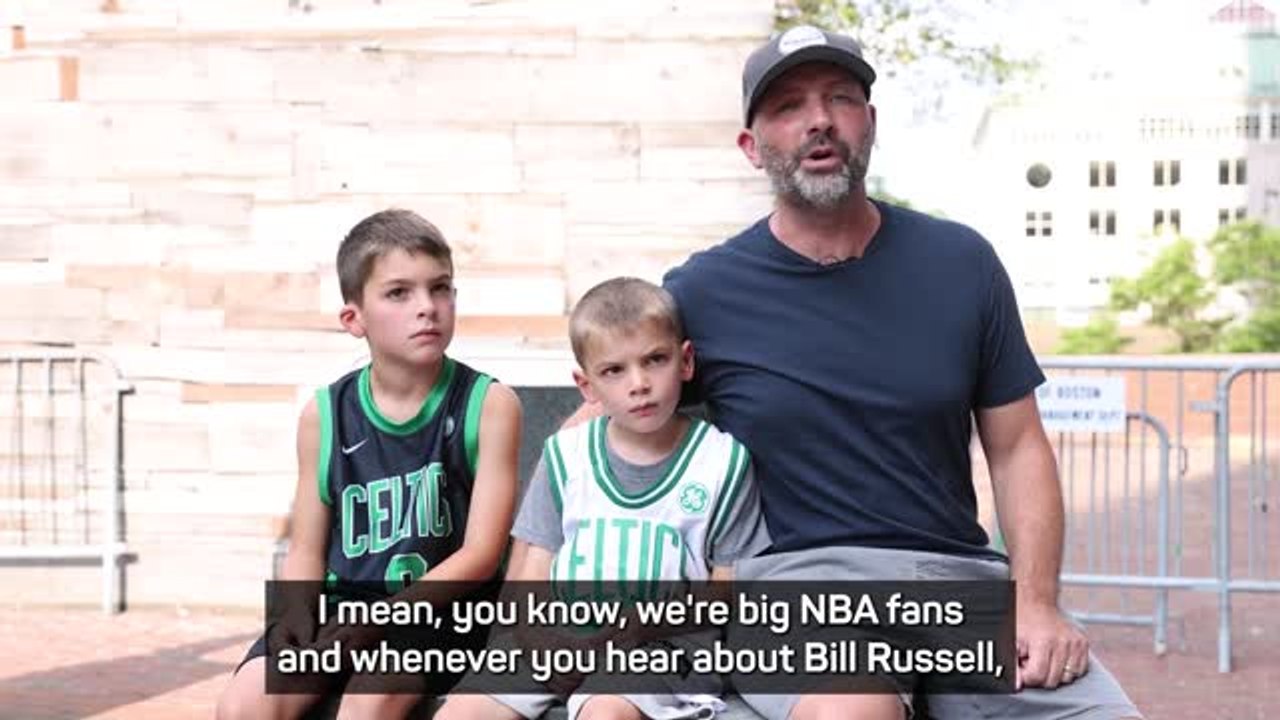 Fans pay tribute to 'innovator' Bill Russell