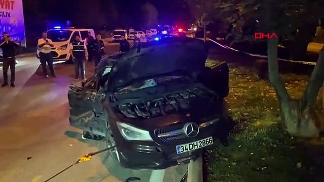 Son dakika haberi... SÜRÜCÜSÜNÜN KONTROLÜNDEN ÇIKAN OTOMOBİL, PARK HALİNDEKİ KAMYONA ÇARPTI: 2'Sİ AĞIR 5 YARALI