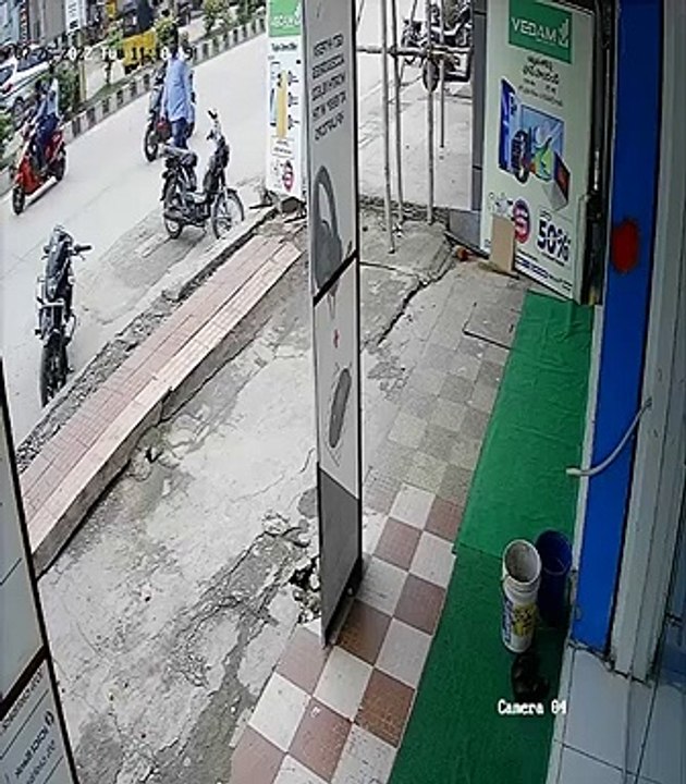 Un homme marche au mauvais endroit mais a beaucoup de chance