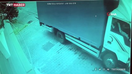 Kaldırıma çıkan kamyonet yan yattı