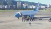 طائرة بيلوسي تغادر مطار تايوان