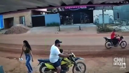 Baba, oğlunu son anda çekip kurtardı