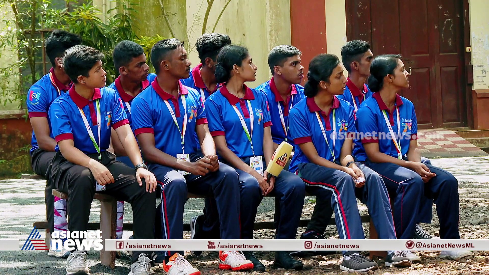 സിഎംഎസ് കോളേജ് മുറ്റത്ത് ജ.കെ.ടി.തോമസിനൊപ്പം വജ്രജയന്തി യാത്രാസംഘം