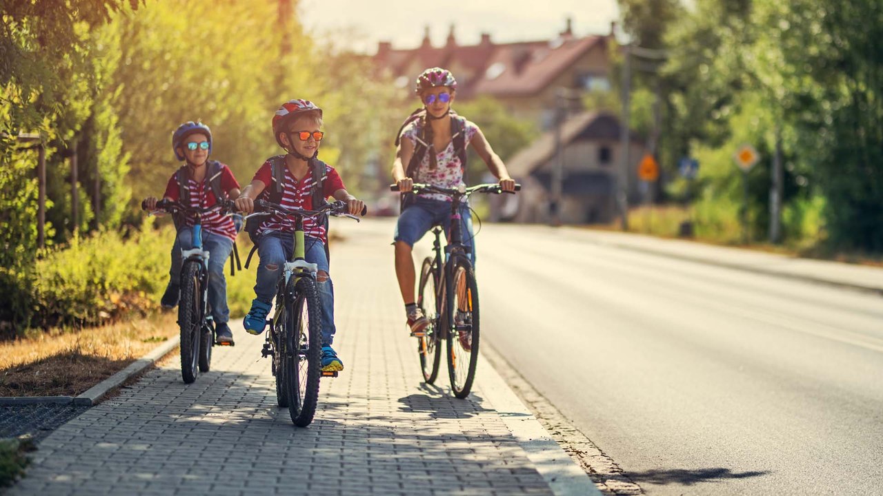 Darf ich (m)ein Kind beim Fahrradfahren auf dem Gehweg begleiten?