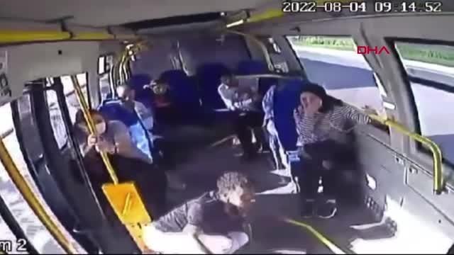 PENDİK'TE İETT OTOBÜSÜNÜN ÇARPTIĞI MİNİBÜSTE KORKU DOLU ANLAR KAMERADA