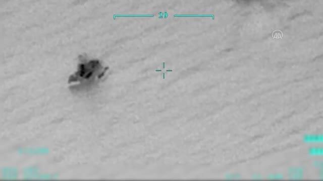 Yunanistan'ın düzensiz göçmenleri Türk kara sularına ittiği anlar İHA ile görüntülendi