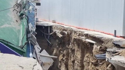 낙산해변 '땅꺼짐'에 편의점 붕괴...피서객 등 90여 명 대피 / YTN